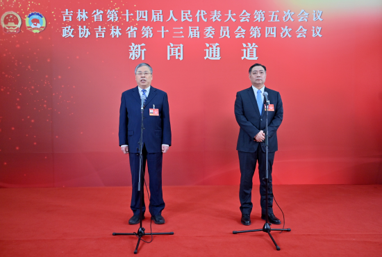 1��26���������f(xi��)����ʡ��ʮ����ί�T��(hu��)���ĴΕ�(hu��)�hί�Tͨ���ϣ����۝�(��һ)�ش�ӛ���ᆖ(w��n)�� ���� �z