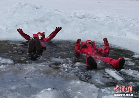 2��5��������ʡ�L(zh��ng)���У�һ�(xi��ng)��(d��)�صı����(xi��ng)Ŀ���������ο�ǰ��(l��i)�w�(y��n)���ڇ�(y��n)������������c��������Ŀ�ļtɫ�����b������ȻƯ���ڱ���֮�������܄e�µı�ѩ��(l��)Ȥ�������� �z