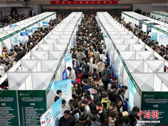 3��27�գ������L(zh��ng)�������ִ�W(xu��)��Ƹ�F(xi��n)��(ch��ng)ʮ�ֻ������� �z