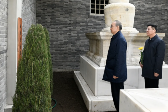 4��5����ʡί��ӛ�S��(qi��ng)���w��־��܊�o(j��)���^����Ӣ����׷˼����Ӣ�۲��๦������?y��n)�����?d��)���������ź͇��Ҹ���(qi��ng)��Ӣ�«I(xi��n)���ĸ��������¾���